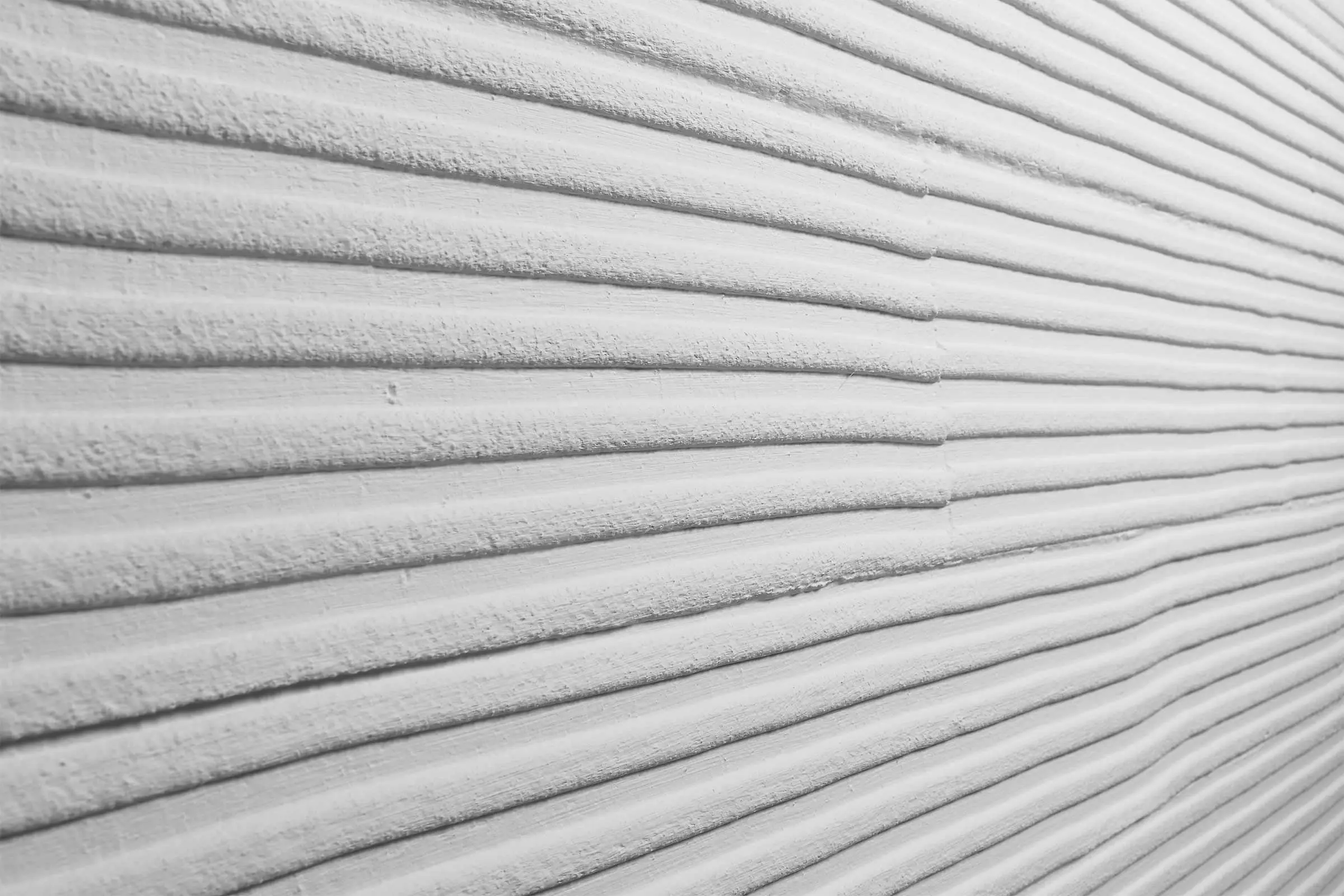 Kammzugputz, Fassadenputz StoSignature Textur Linear 30, grobe graue Putzoberfläche